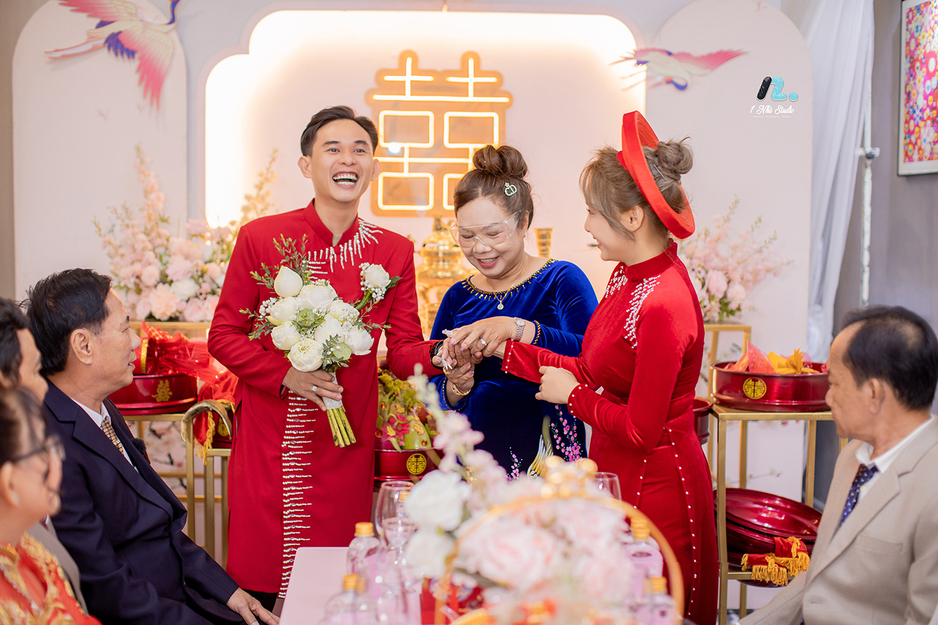 Cô dâu và chú rể cùng mặc áo dài đỏ trong lễ gia tiên, ảnh thực tế Studio 1 Nhà