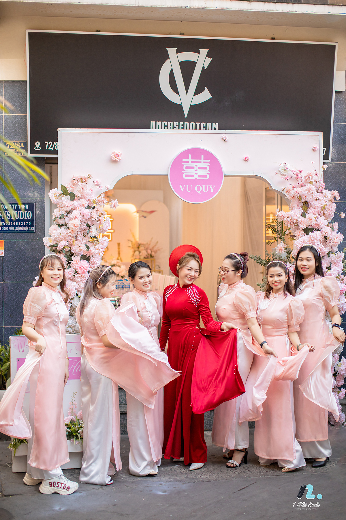 Cô dâu mặc áo dài đỏ cùng các dâu phụ mặc áo dài hồng trong lễ đính hôn, ảnh thực tế Studio 1 Nhà