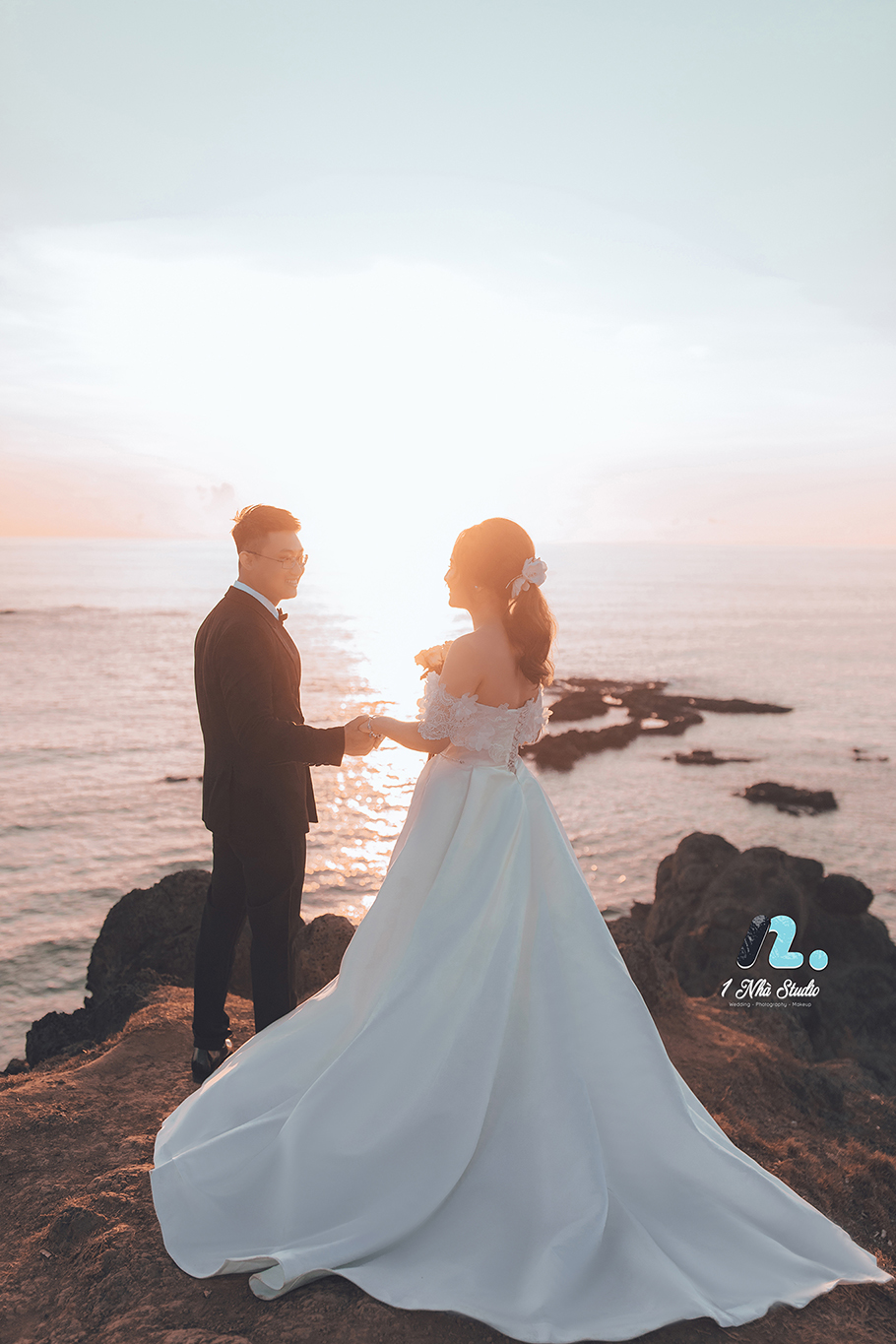 Ảnh cưới phong cách biển chụp ngược sáng lúc hoàng hôn trên ghềnh đá