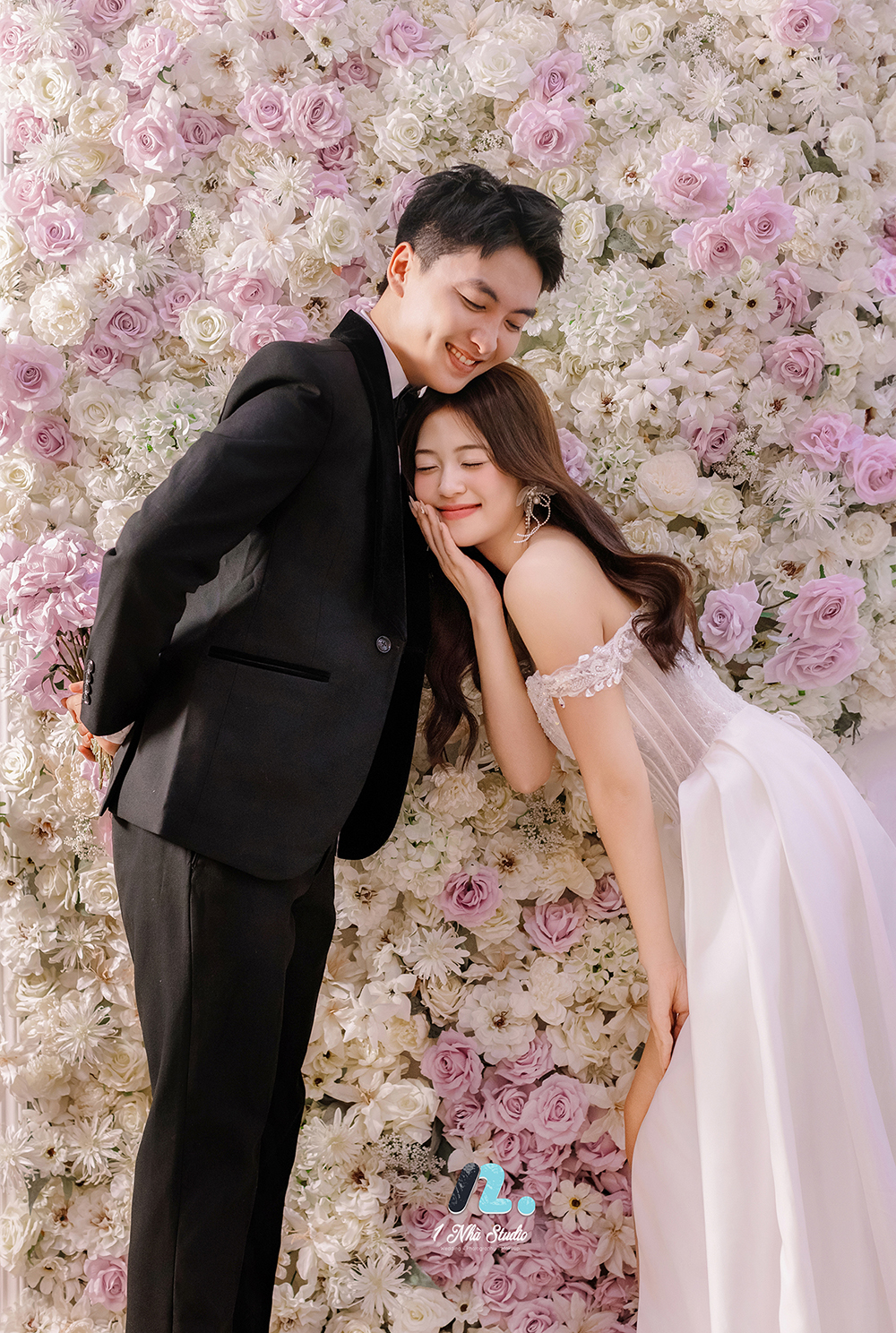 Cặp đôi tạo dáng trong không gian studio sáng màu