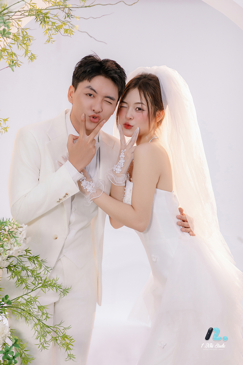 Cặp đôi tương tác tự nhiên khi chụp ảnh cưới trong studio