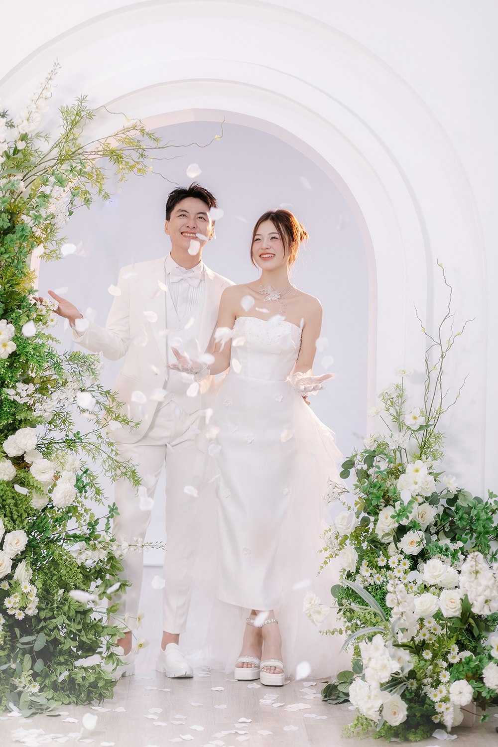 Cô dâu chú rể trong bối cảnh ảnh cưới studio tông sáng