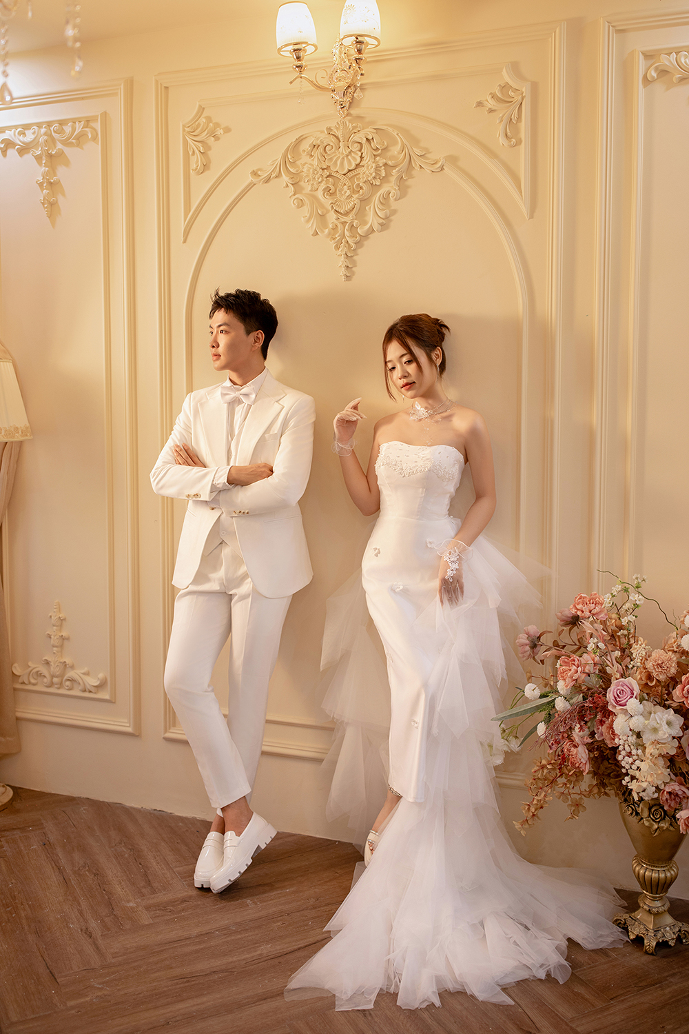 Cô dâu chú rể tạo dáng tự nhiên trong concept ảnh cưới studio Hàn Quốc