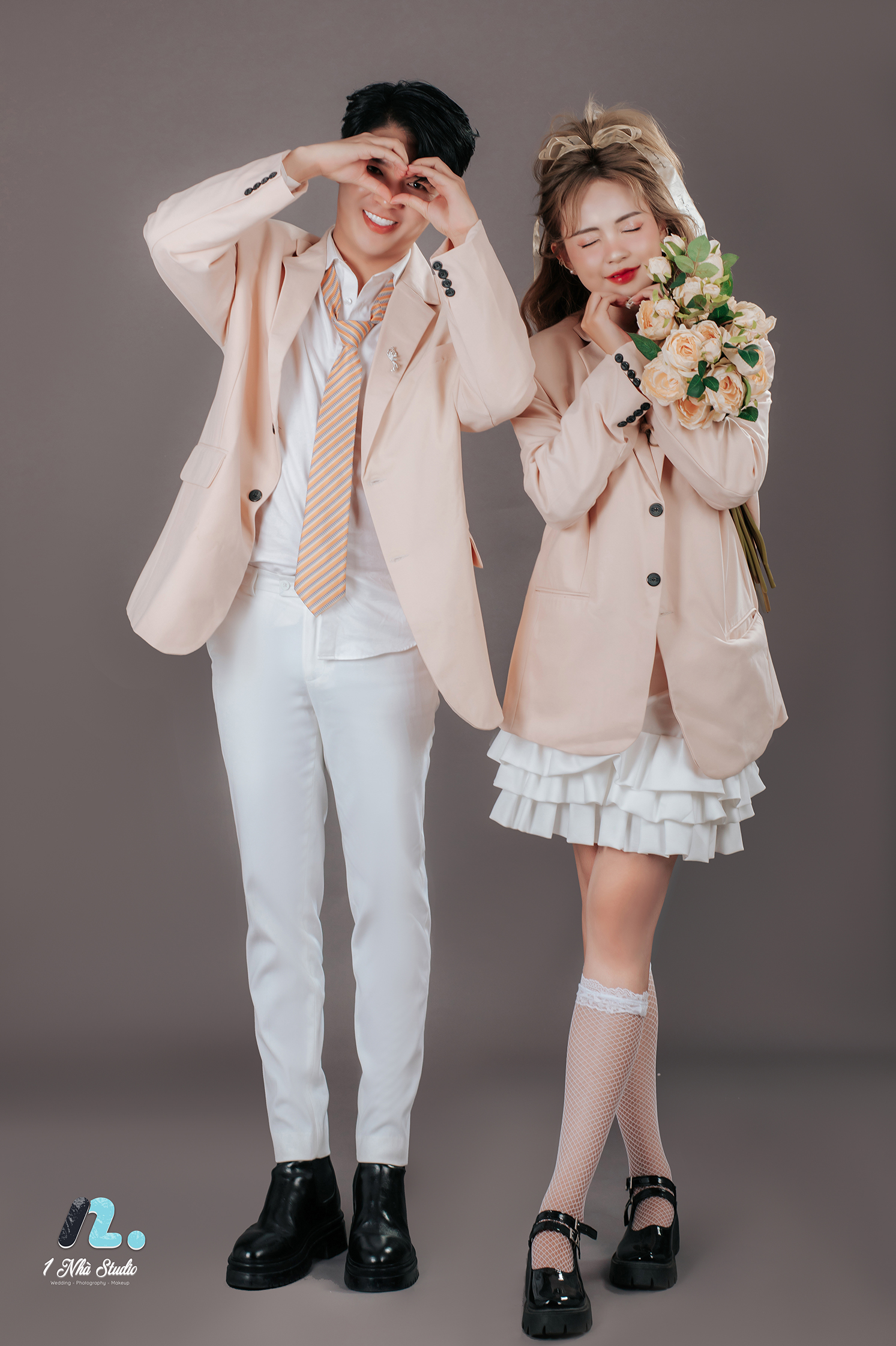 Cô dâu chú rể tạo dáng tự nhiên trong studio