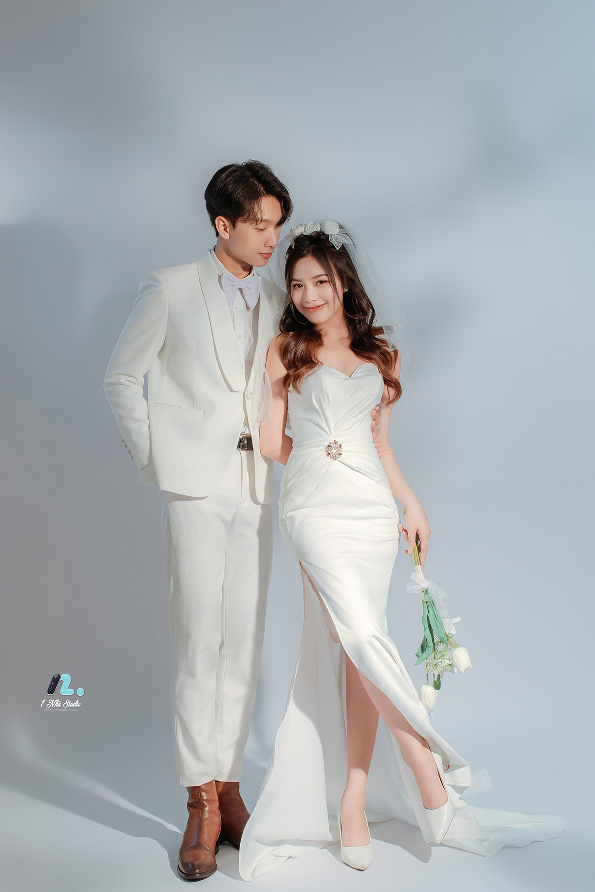 Cô dâu chú rể tạo dáng tự nhiên trong concept studio