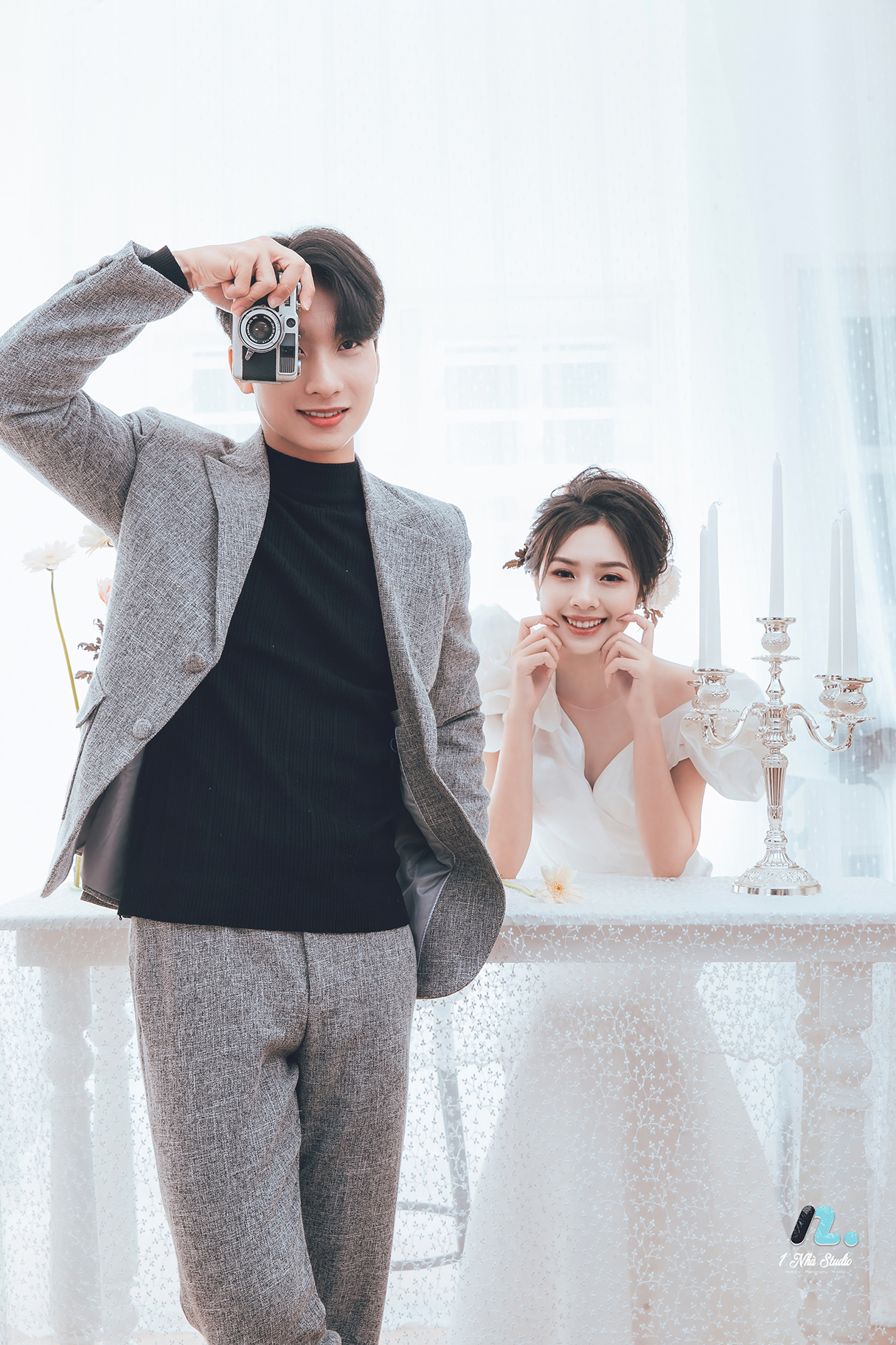 Cô dâu mặc váy cưới dáng chữ A trong studio