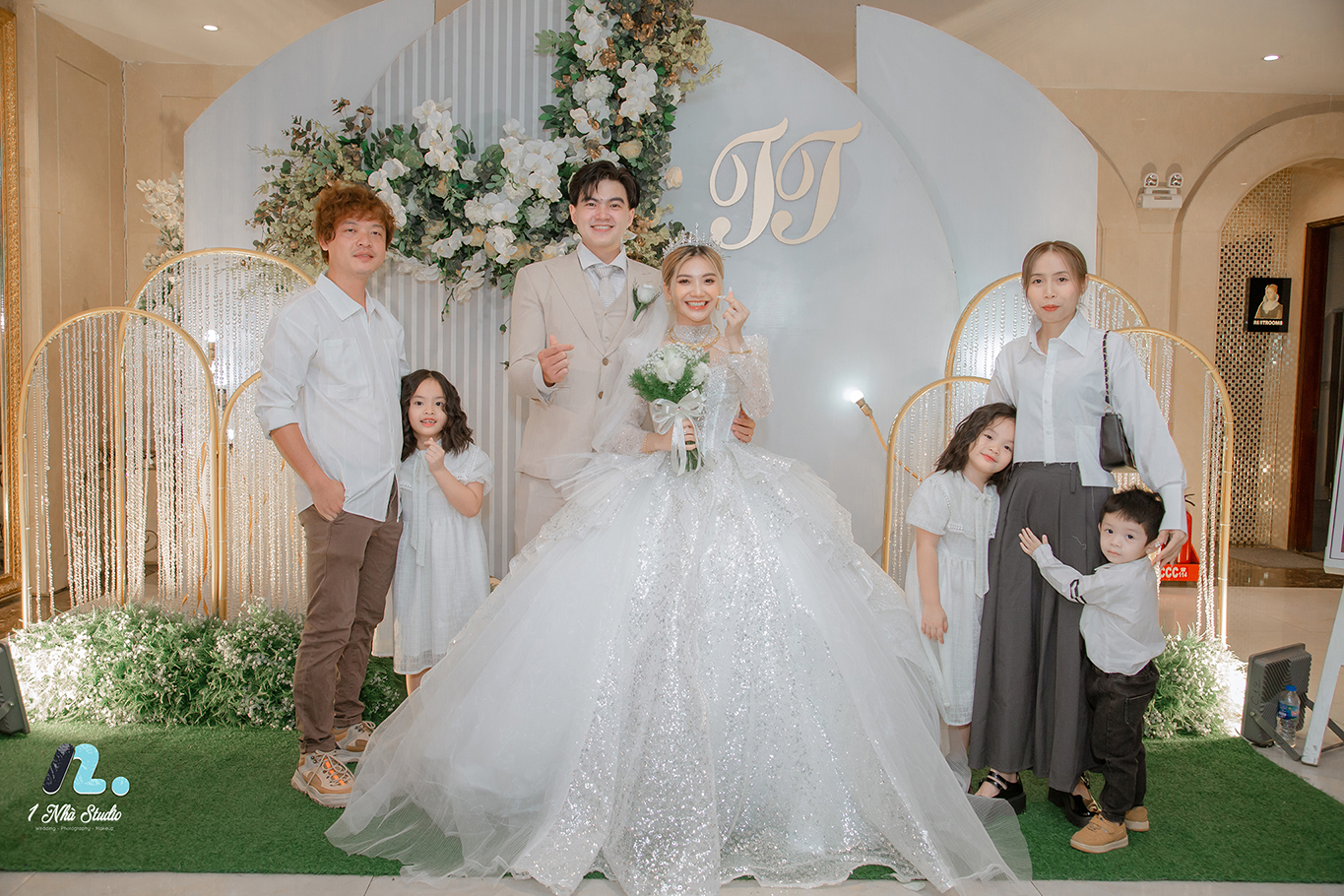 Trẻ nhỏ mặc trang phục trắng đồng bộ khi chụp ảnh cưới cùng gia đình